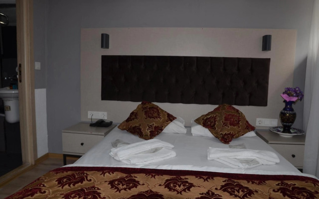 The Lola Hotel