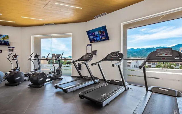Oceanfront 1BR With Balcony - Sea View Pools