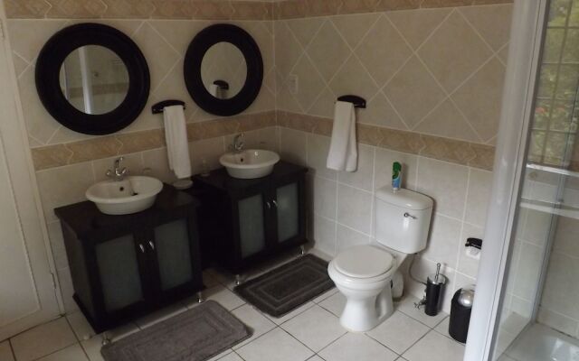 Thatchings Guest House