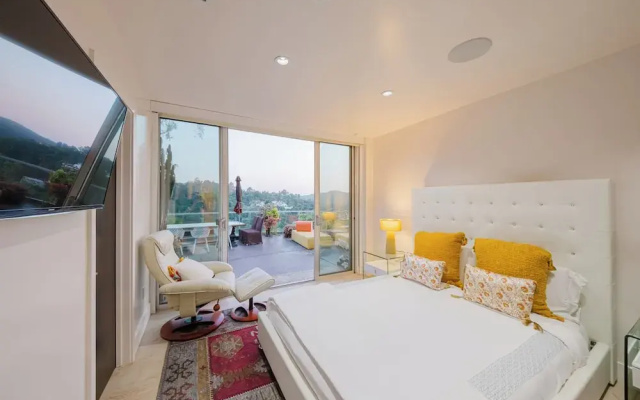 Zen Estate - Luxurious 5BR Beverly Hills Sanctuary With Pool & Canyon Views