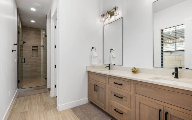 Desert Gem 7 Bedroom Home