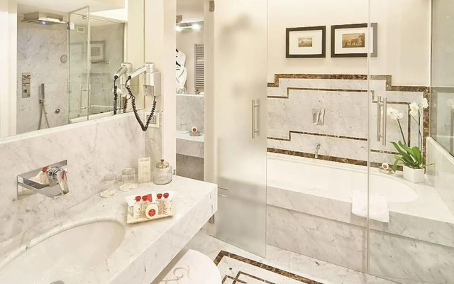 Trevi Palace Luxury Inn