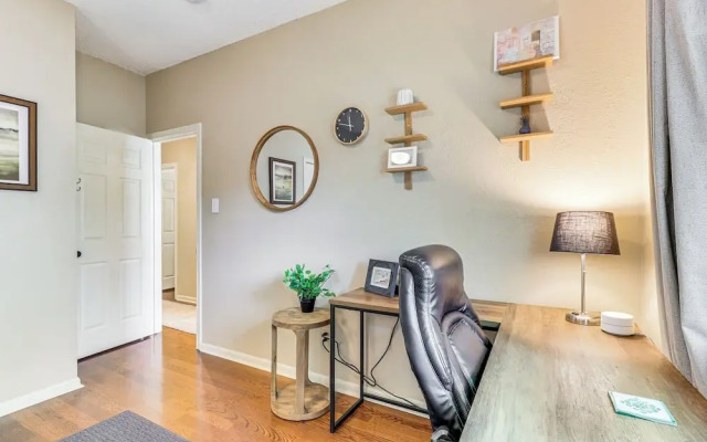 Deck & Greenbelt Access: Lovely Austin Home