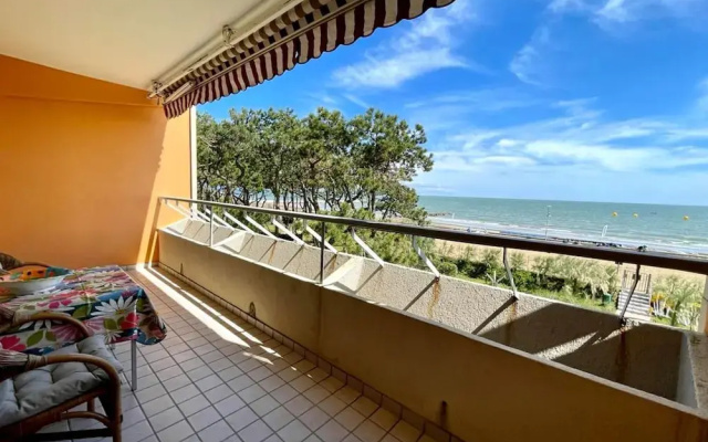 Bright Seaview Apartment
