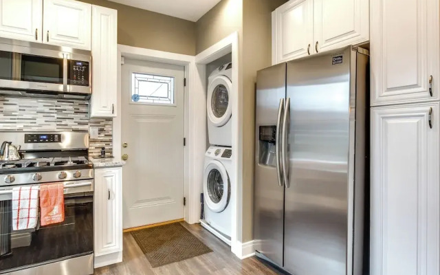 Pet-friendly Family Apartment - Near NU Campus!