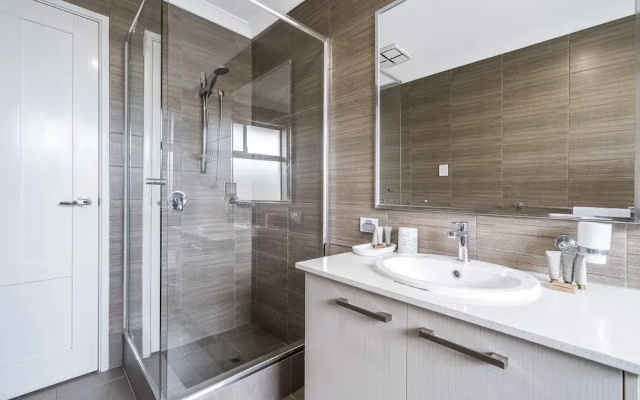 Spacious 4-bed House With Outdoor Area