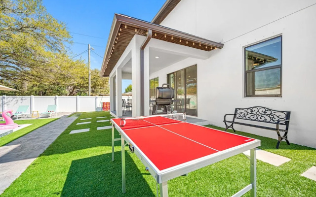 Luxury Modern Villa w/ Pool, Jacuzzi & Amenities!