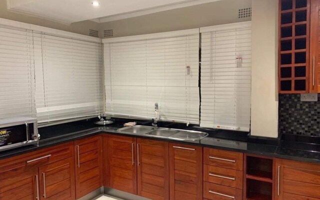 Executive 3 Bedrooms Fully Furnished Apartment Close to Amenities