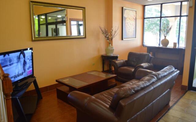 Summit Inn Hotel & Suites
