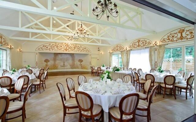 Villa Estera - Hotel & Restauracja