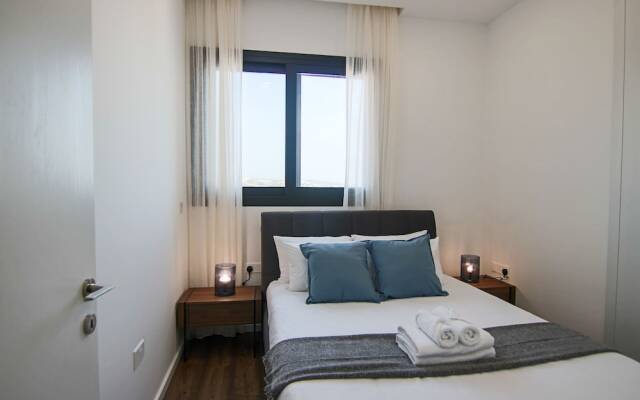 Phaedrus Living: Sea View Anna Residence 302