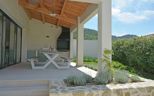 Wonderful Villa in Malaucène with Swimming Pool