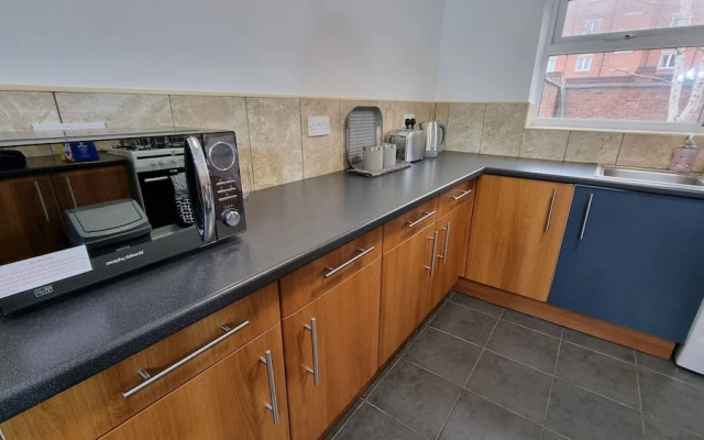 Spacious 4-bed House Great Location Coventry