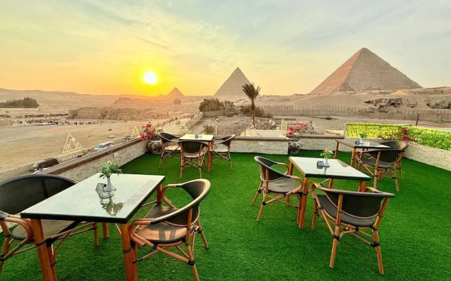 Seven Pyramids Inn