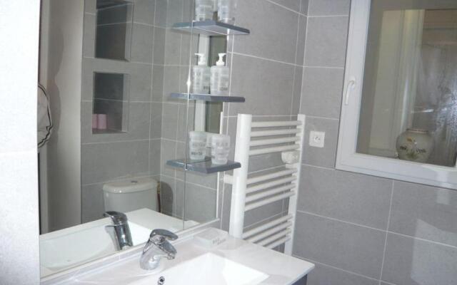 Petit appart dans dépendance château Salavas