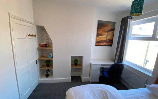 Cosy 2-bed House - Sleeps 4, Garden & Pet-friendly