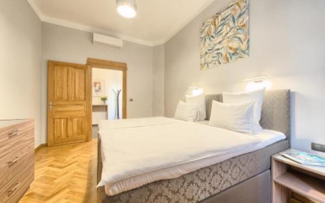 Spacious And Bright Apartment Dusni 13