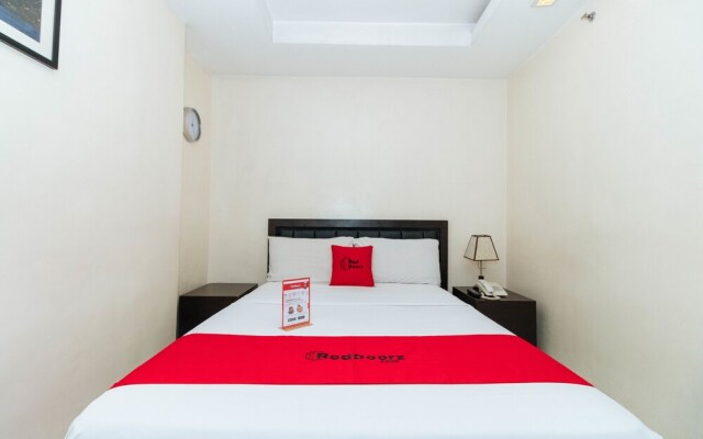 RedDoorz near Quezon City Circle