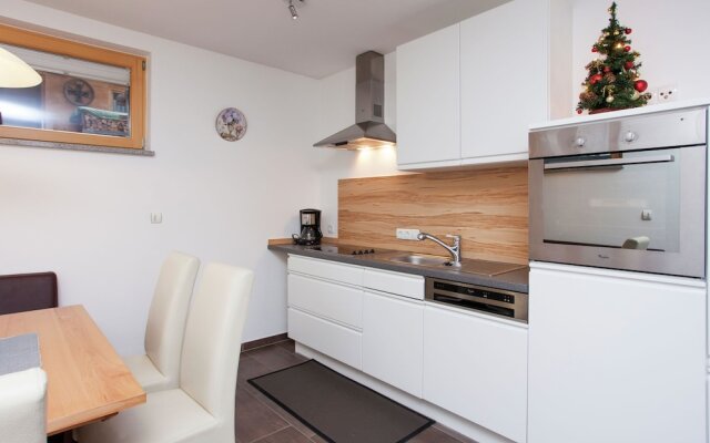 Gorgeous Apartment In Uderns With Parking