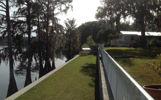 Suwannee Gables Motel and Marina