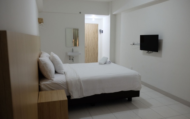 Quintessa Room at Candiland Apartement – Guest Rooms – Semarang