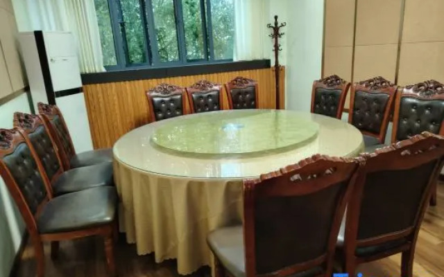Zijinghua Holiday Hotel (Xinchang Ancient Town)