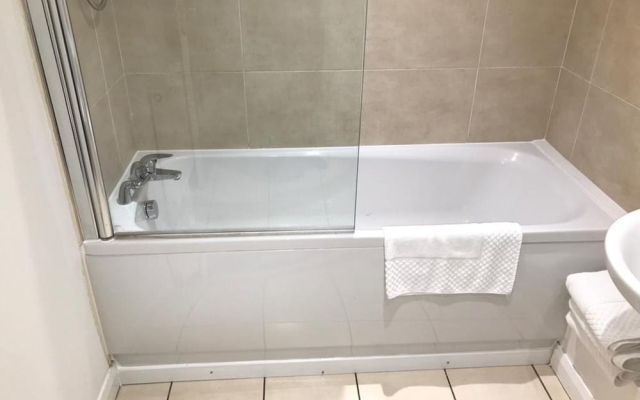 4 Bedroom Home Tameside, Grt Manchester Sleeps 7