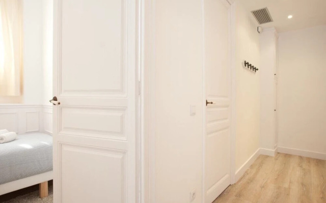 Modern 3 Bedroom Flat With Terrace in Lesseps