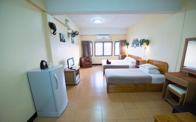 Funky Monkey Guesthouse & Tours