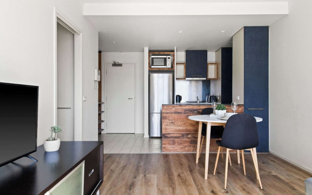Stylish 2BR Apt Steps From Vic Market With Parking – Guest Rooms – Melbourne