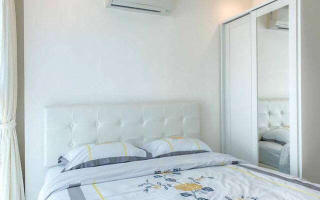 Cosy Beach View Condominium by 1015