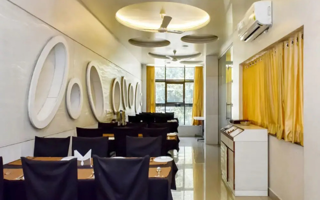 OYO 2453 Hotel Mangesh Plaza