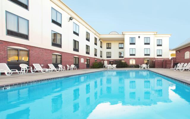 Holiday Inn Express Hotel & Suites Pine Bluff / Pines Mall, an IHG Hotel