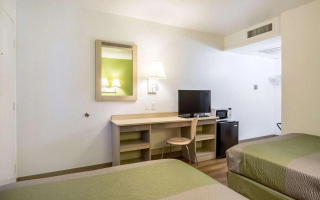 Motel 6 Pueblo, CO - I-25