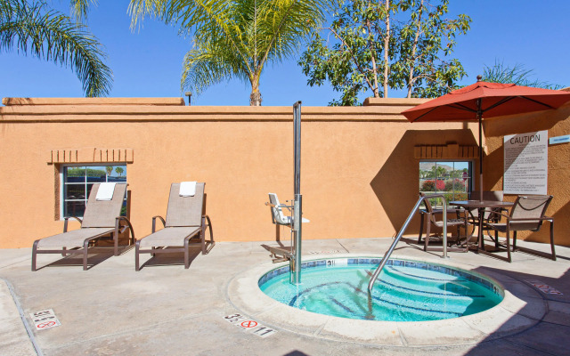 Holiday Inn Express & Suites Corona by IHG