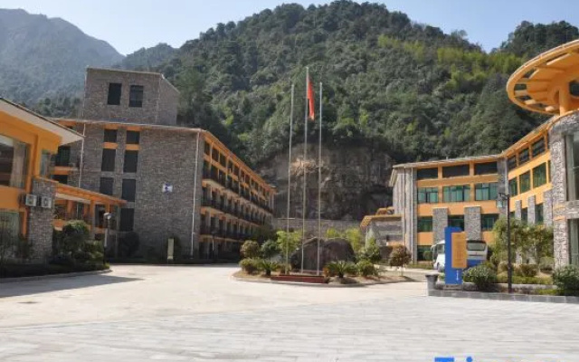 Wolong International Hotel