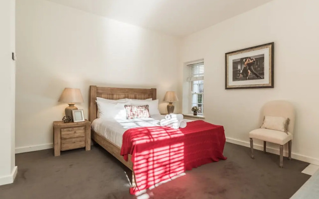 The Eamon DeVelara Suite - hiphipstay