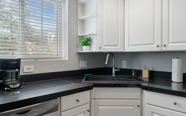 Charming Townhouse Retreat by Cozysuites