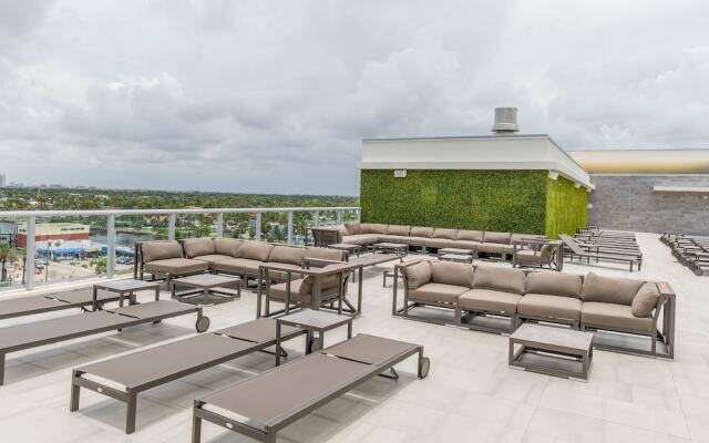 CH Deluxe Apartments  by MDR