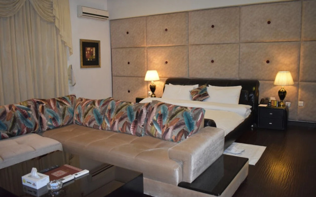 Safari Club 1
