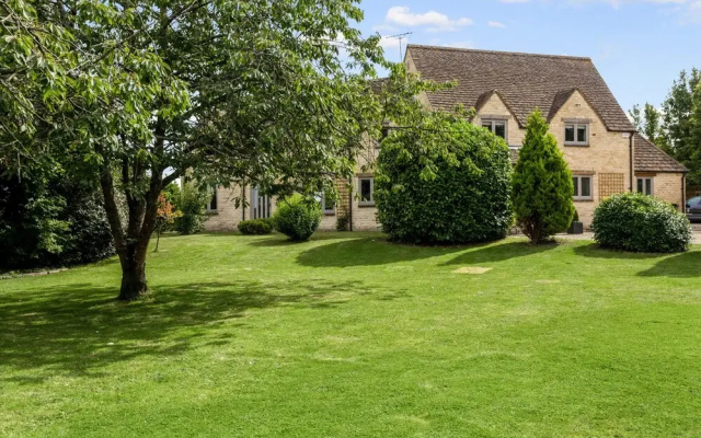 Spacious & Stylish Cotswold Family home
