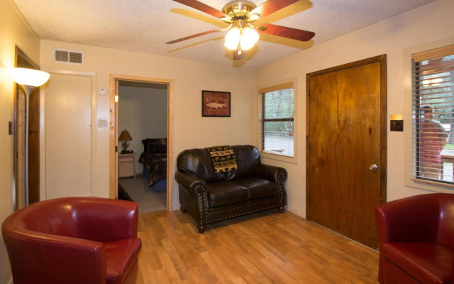 Upper Canyon Inn & Cabins