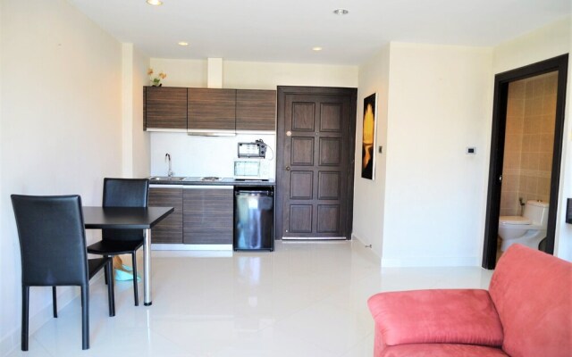 Park Lane studio apartment with swimming pool view Pattaya