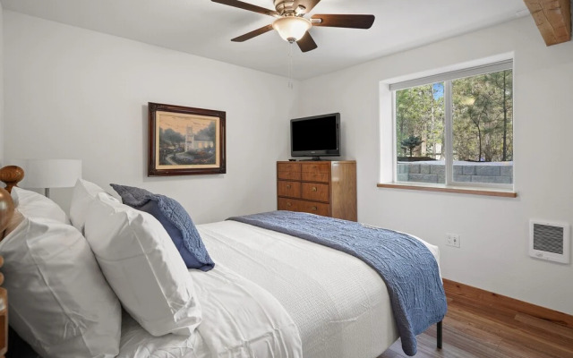 Super Coop 5 Bedroom Home by RedAwning, Bend