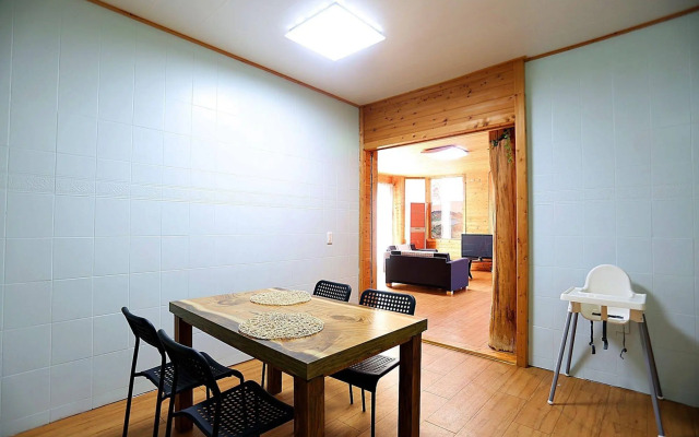 Luna in Jeju Pension