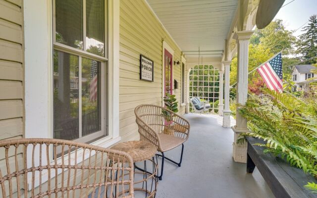 'the Porch House' Located in Historic Village