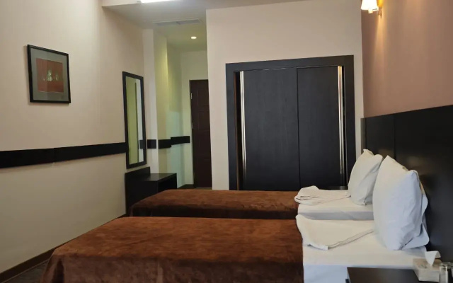 C - Hotel (С - Отель)