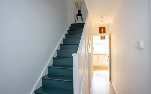 Cosy 4 Bedroom Apartment In Great Location