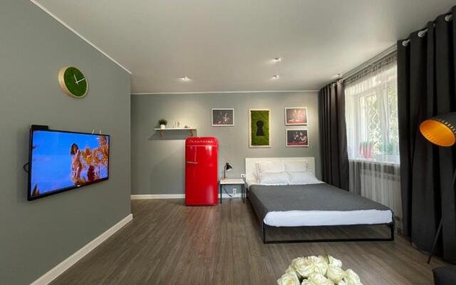 Kvartira-studija s otdel'nym vhodom s gostinichnym servisom, s belym postel'nym