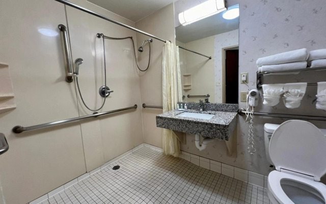 Quality Inn & Suites, Near University